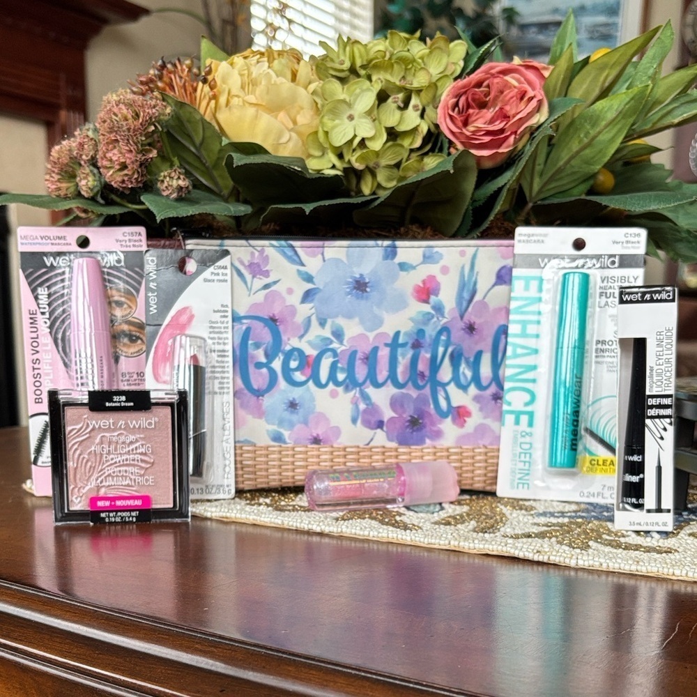 Brand New Wet N Wild Makeup Set Highlighter Mascara Liner Lipstick Floral Bag